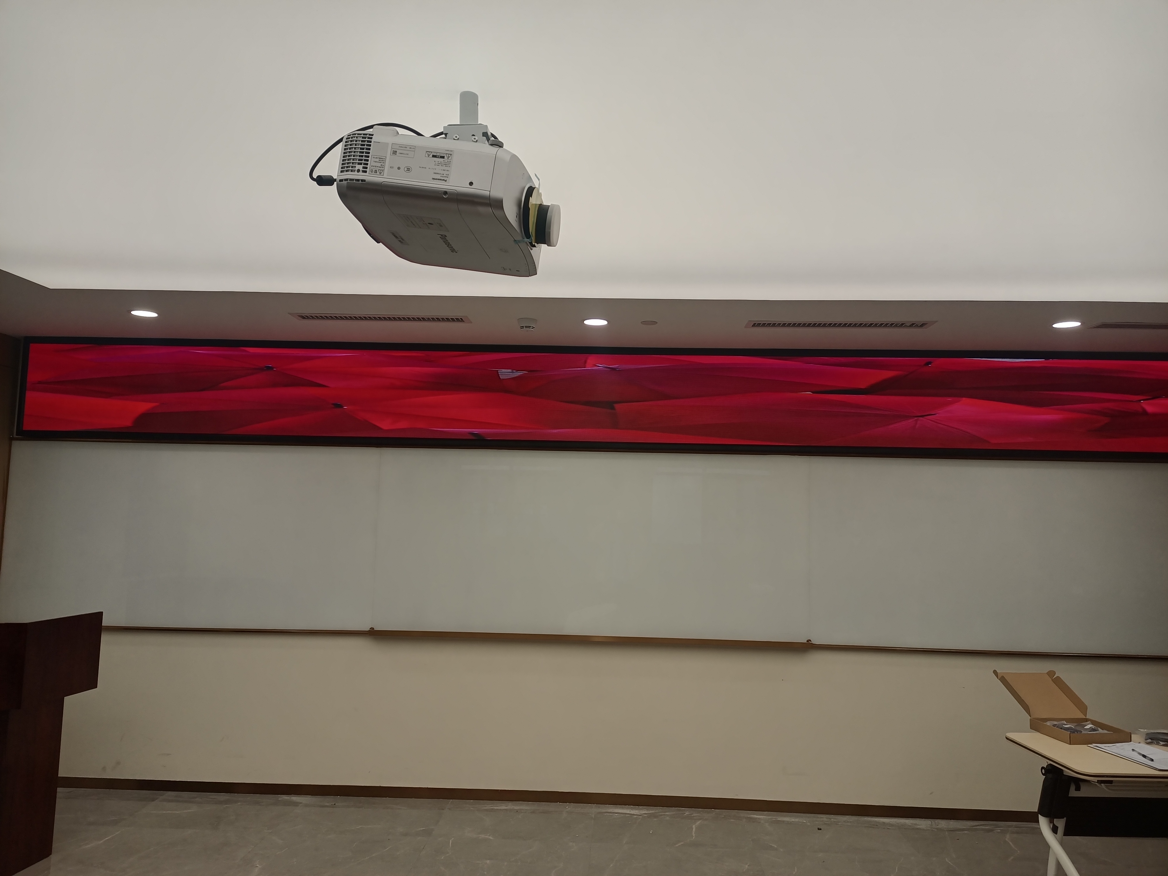 P2.0小間距LED顯示屏-壁掛支架安裝-深圳福田梅林潤華松鶴養老中心